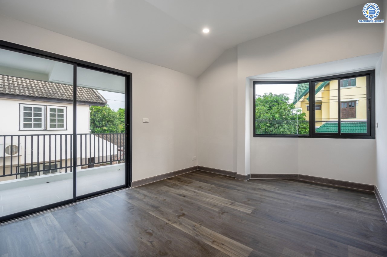 บ้านมือสองตกแต่งใหม่ ม.กฤษดานคร แจ้งวัฒนะ เนื้อที่ 63 ตร.ว. ฟังก์ชันจัดเต็ม 3 ห้องนอน 2 ห้องน้ำ 1 ห้องอเนกประสงค์ จอดรถได้ 2 คัน ดีไซน์ Classic บนทำเลศักยภาพ เชื่อมต่อหลายเส้นทาง ใกล้ทางด่วนแจ้งวัฒนะ, เซ็นทรัลแจ้งวัฒนะ และรถไฟฟ้าสายสีชมพู "สถานีแจ้งวัฒนะ-ปากเกร็ด 28"